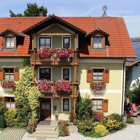 Gaeste-Haus Roesch Wiesent Buitenkant foto