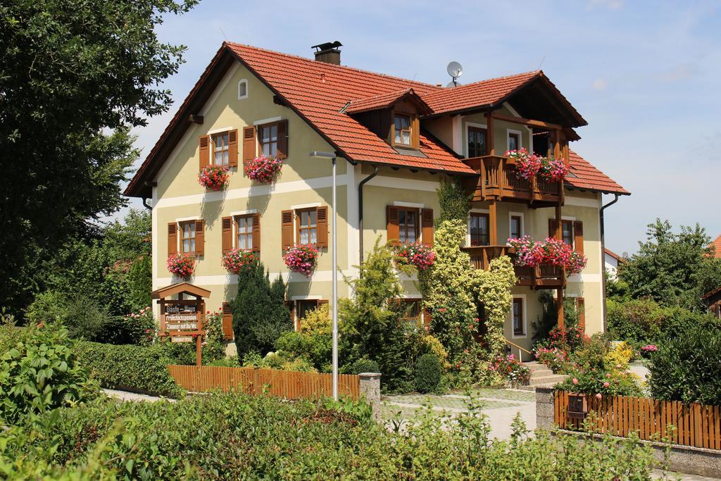 Gaeste-Haus Roesch Wiesent Buitenkant foto