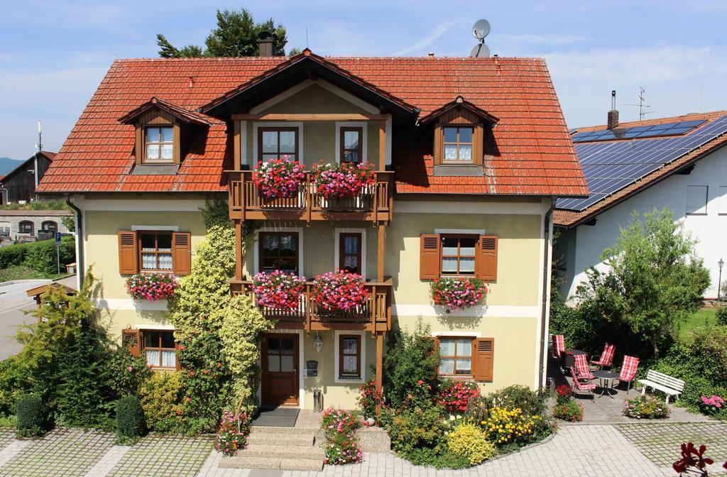 Gaeste-Haus Roesch Wiesent Buitenkant foto