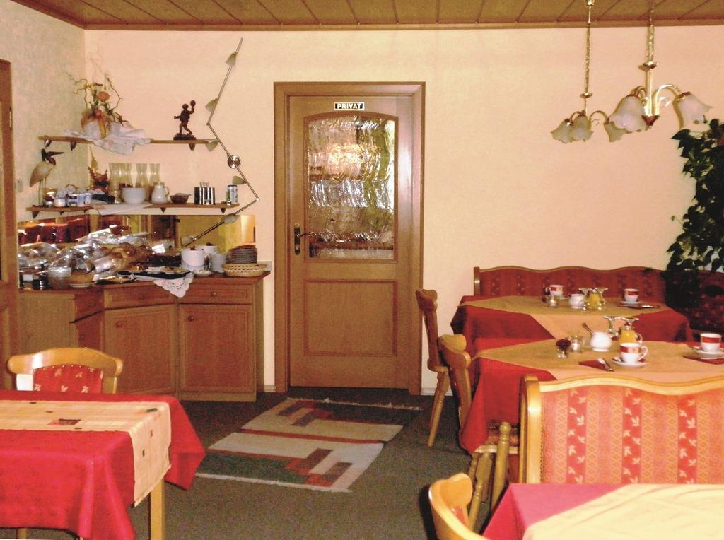 Gaeste-Haus Roesch Wiesent Buitenkant foto