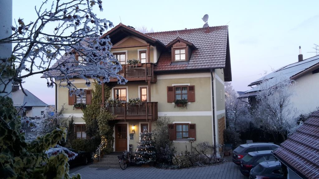 Gaeste-Haus Roesch Wiesent Buitenkant foto